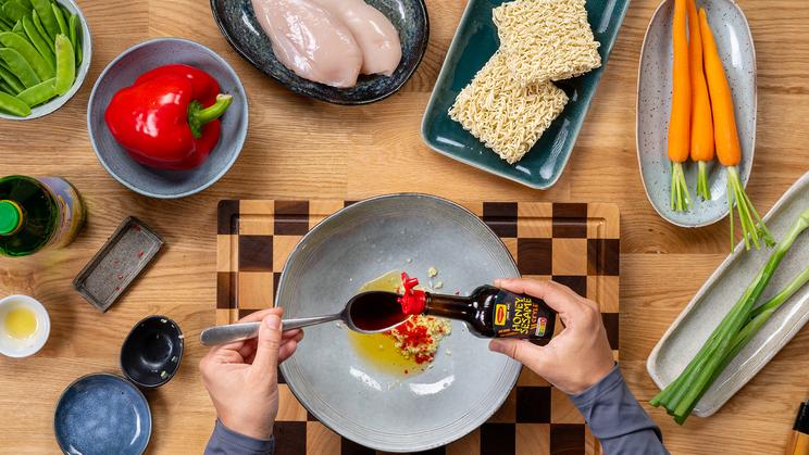 Gebratene Nudeln mit Hähnchen und Gemüse