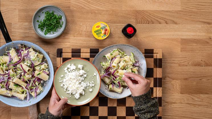 Zucchini-Hack-Pasta mit Feta-Creme