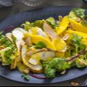 Blattsalat mit Hähnchenbrust und Mangodressing