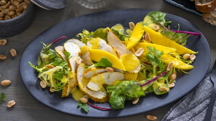 Blattsalat mit Hähnchenbrust und Mangodressing