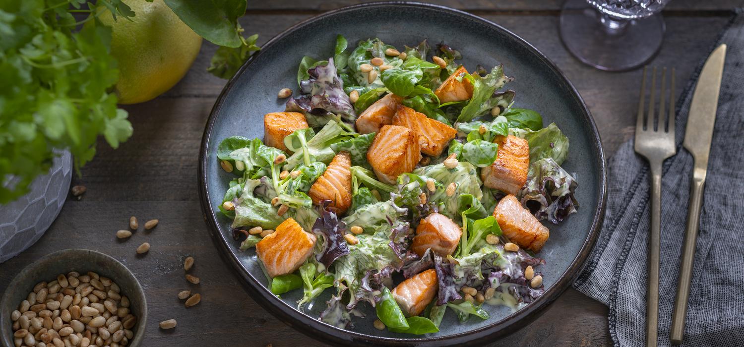 Blattsalat mit gebratenem Lachsfilet
