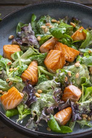 Blattsalat mit gebratenem Lachsfilet