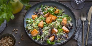 Blattsalat mit gebratenem Lachsfilet