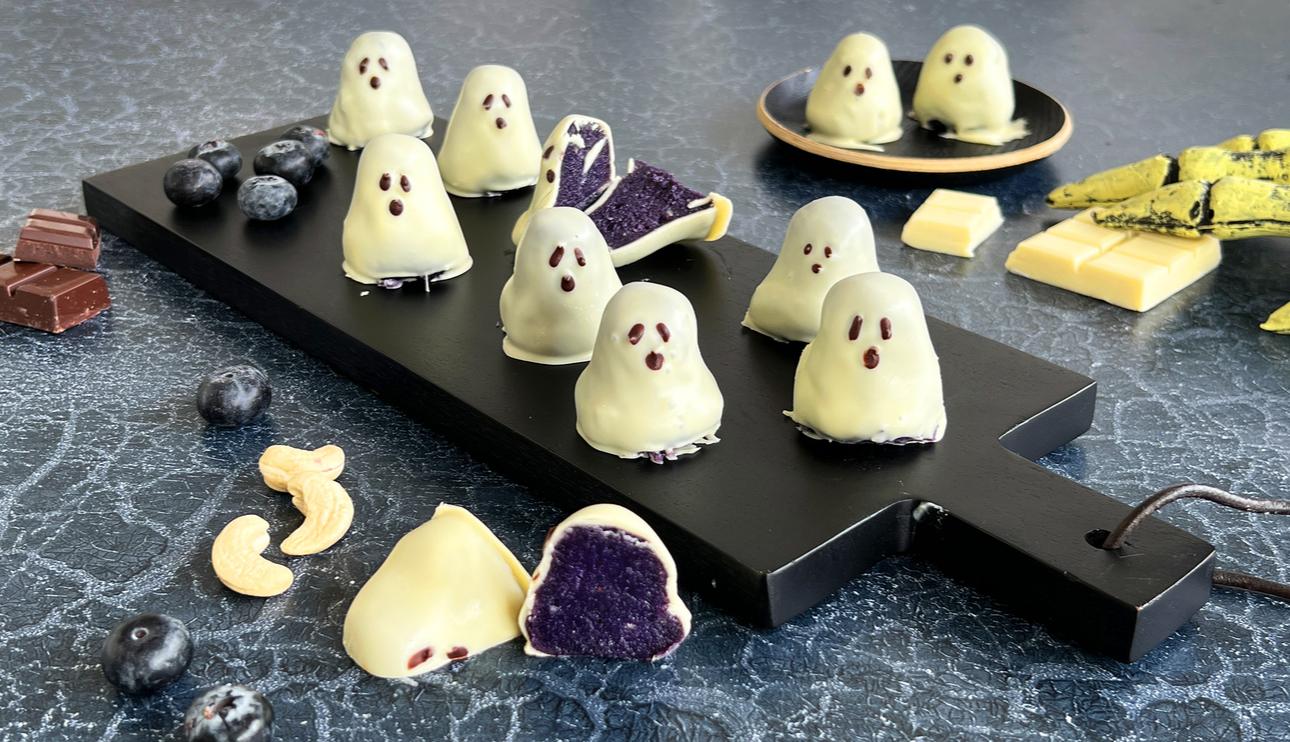 Bocaditos de chocolate blanco y arándanos para Halloween