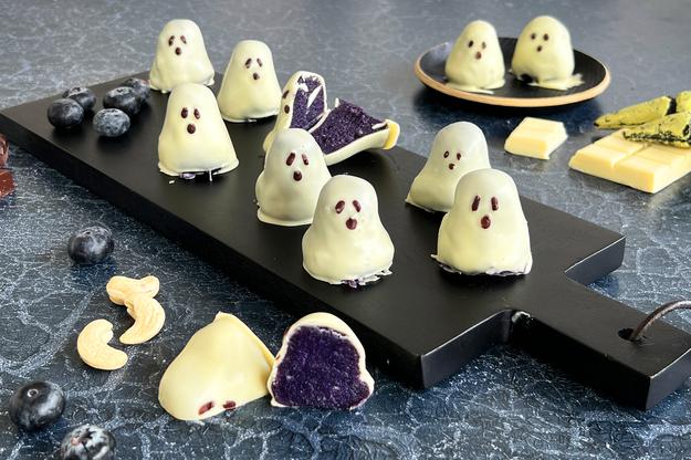 Bocaditos de chocolate blanco y arándanos para Halloween