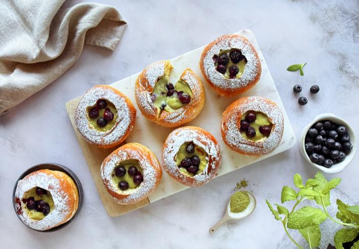 Bollitos de té matcha y arándanos en air fryer