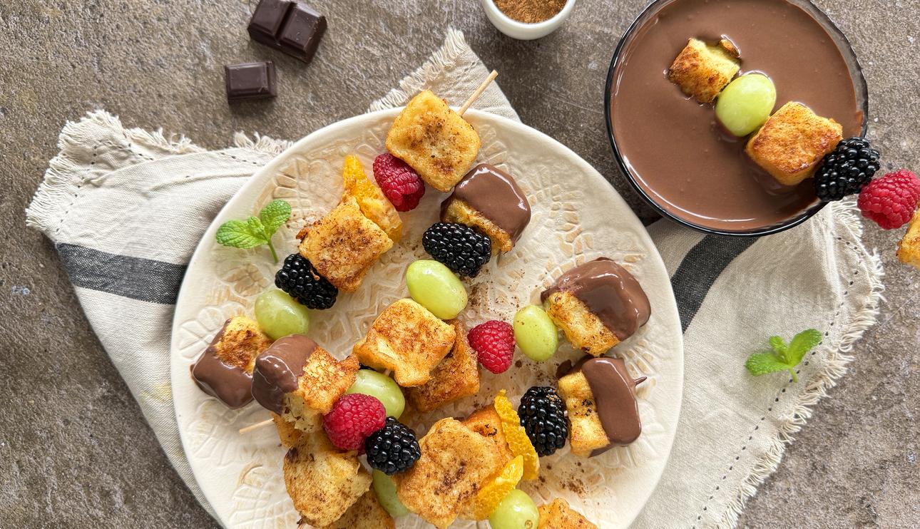 Brochetas de torrijas y fruta con salsa de chocolate 70%