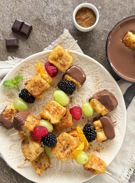 Brochetas de torrijas y fruta con salsa de chocolate 70%