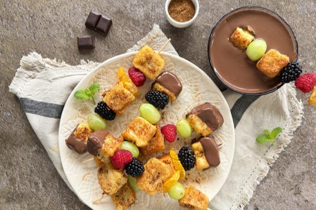 Brochetas de torrijas y fruta con salsa de chocolate 70%