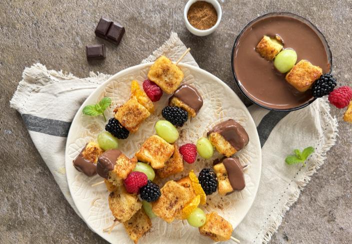 Brochetas de torrijas y fruta con salsa de chocolate 70%