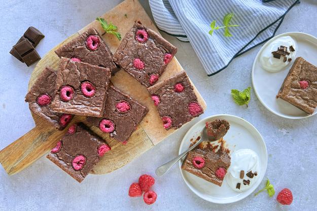 Brownie de leche condensada y frambuesas