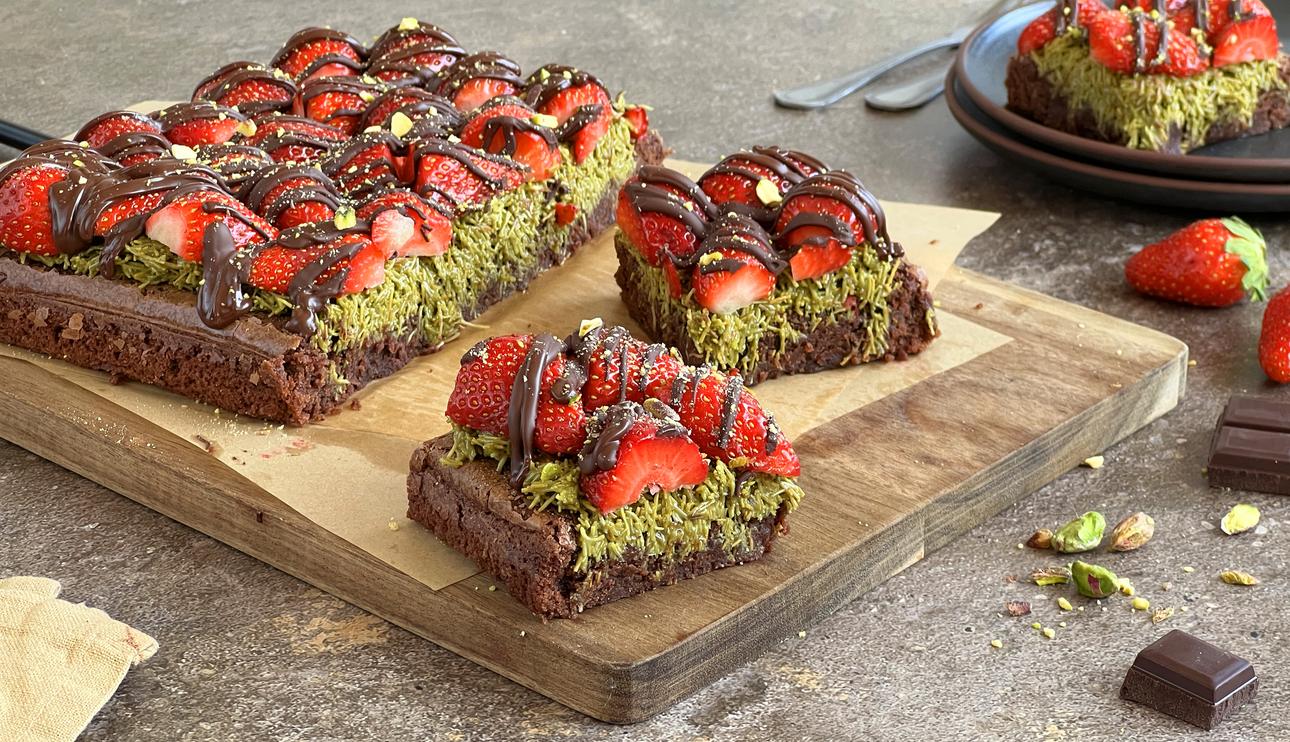 Brownie de chocolate Dubái y fresas