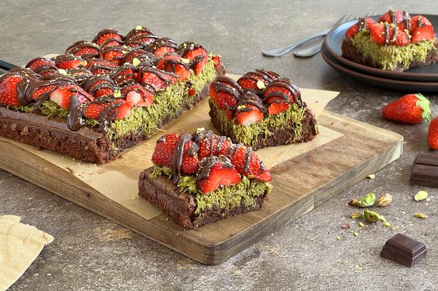 Brownie de chocolate Dubái y fresas