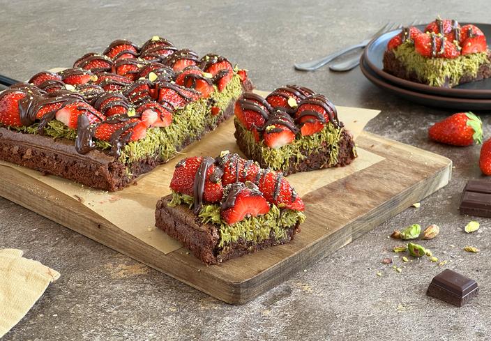 Brownie de chocolate Dubái y fresas