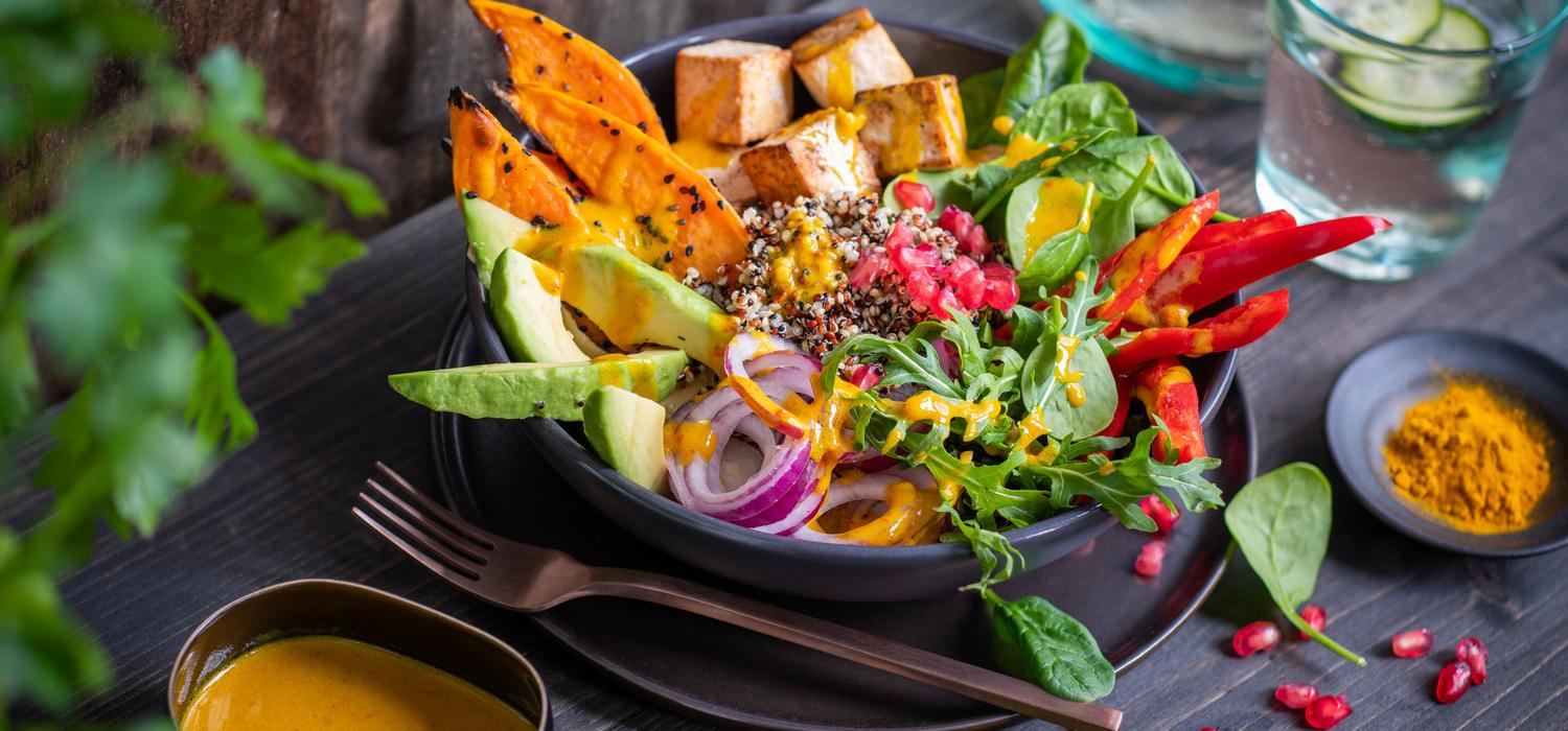 Veggie Buddha-Bowl mit Kurkuma-Dressing