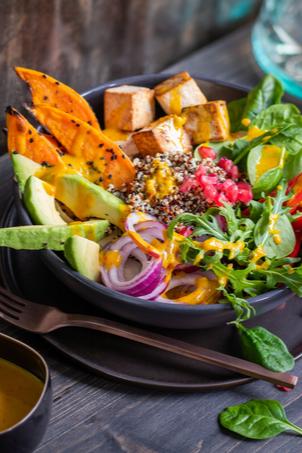 Veggie Buddha-Bowl mit Kurkuma-Dressing