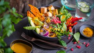 Veggie Buddha-Bowl mit Kurkuma-Dressing