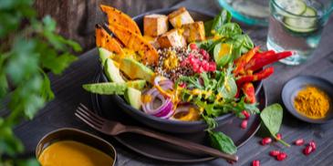 Veggie Buddha-Bowl mit Kurkuma-Dressing