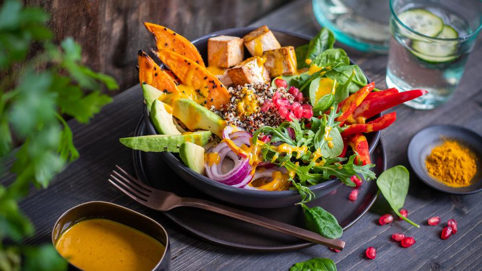 Veggie Buddha-Bowl mit Kurkuma-Dressing
