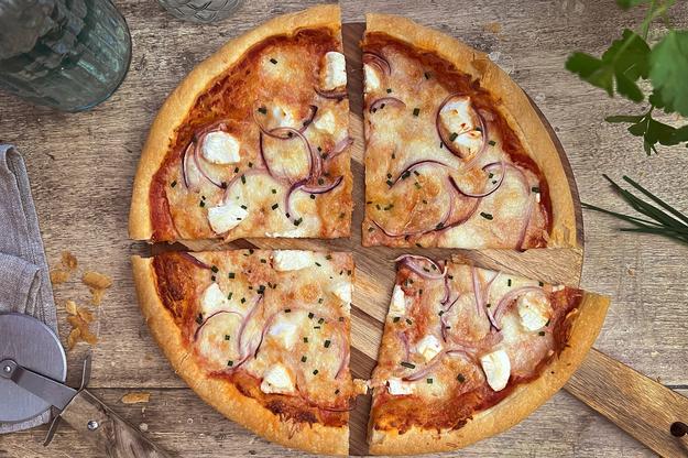 Pizza cuatro quesos con hojaldre