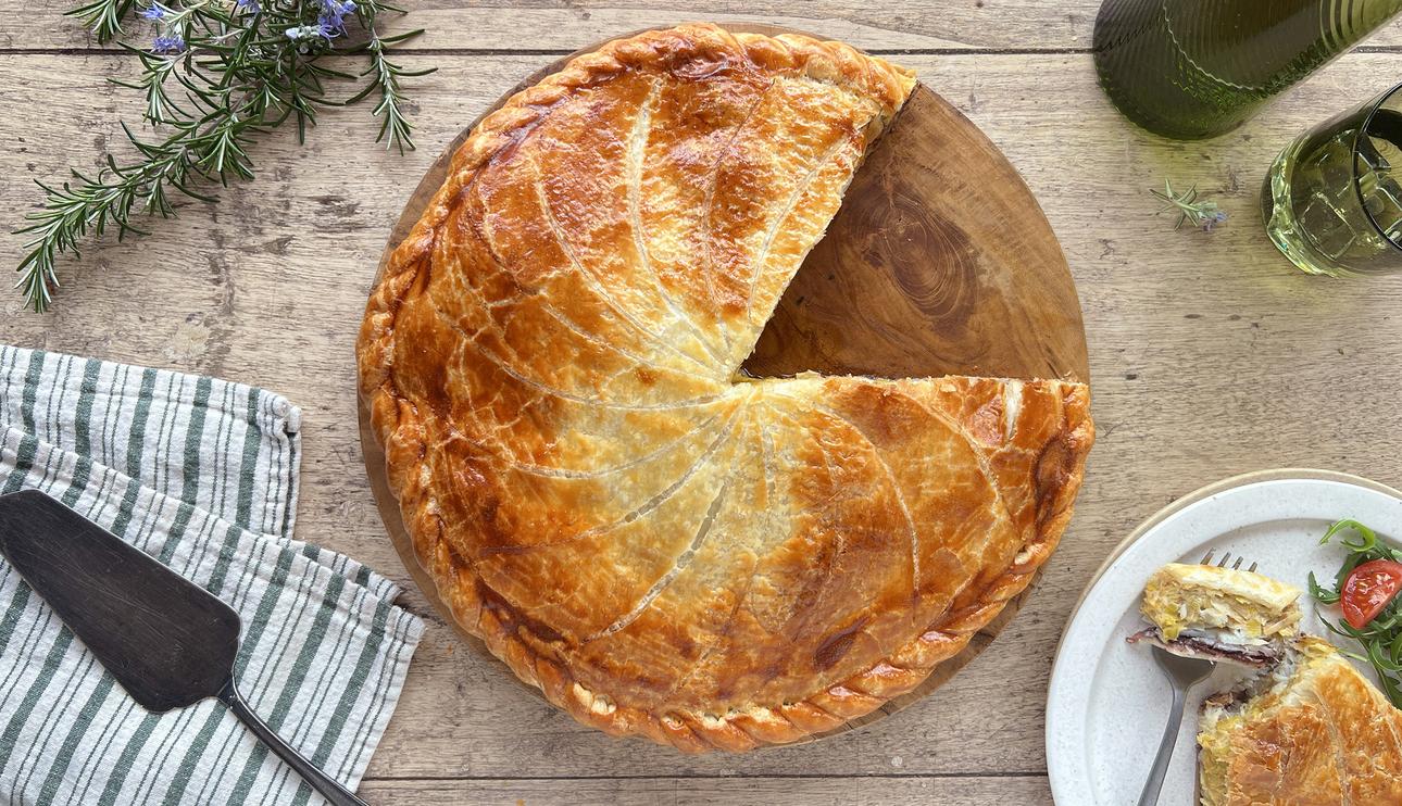 Pastel salado de puerros, bacalao y olivada