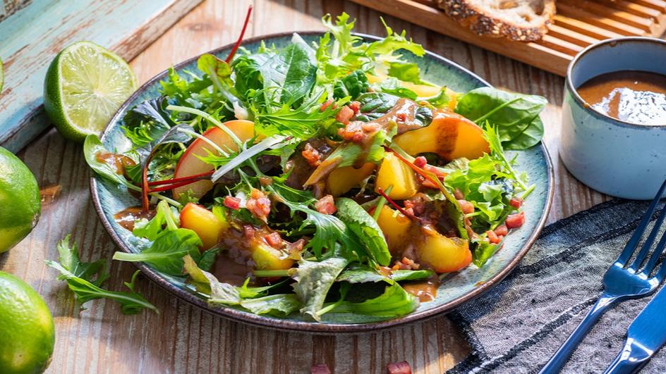 Blattsalat mit Pflaumen-Vinaigrette