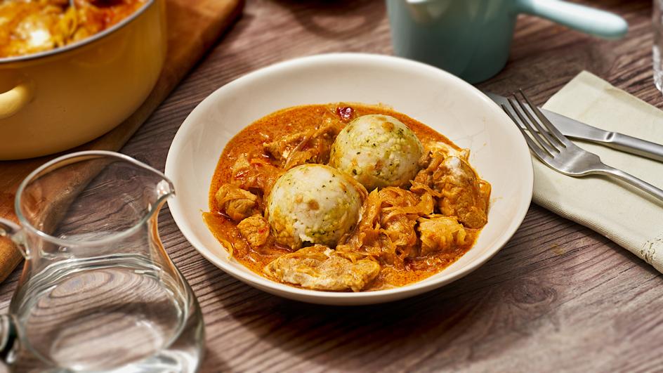 Szegediner Gulasch mit Semmelknödel