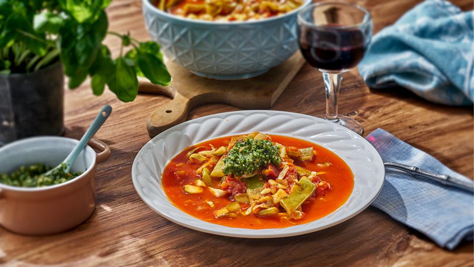 Vegetarische Gemüsesuppe mit Pesto