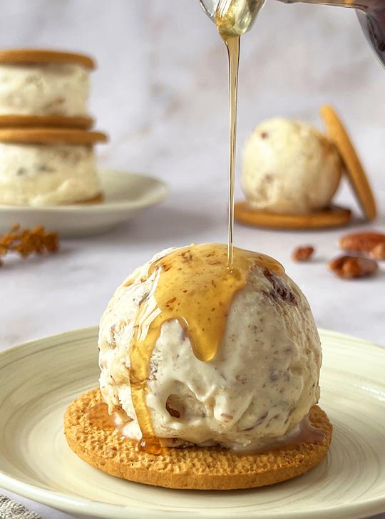 Helado de mascarpone y nueces caramelizadas