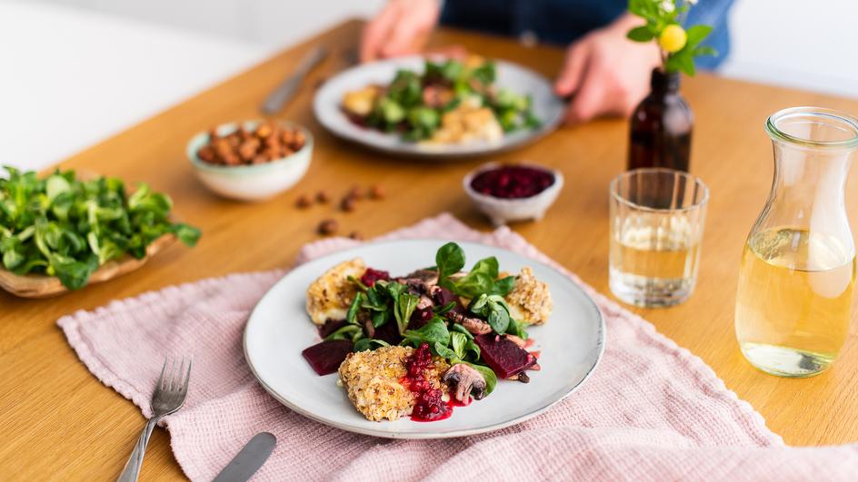 Feldsalat mit Camembert in Nusskruste