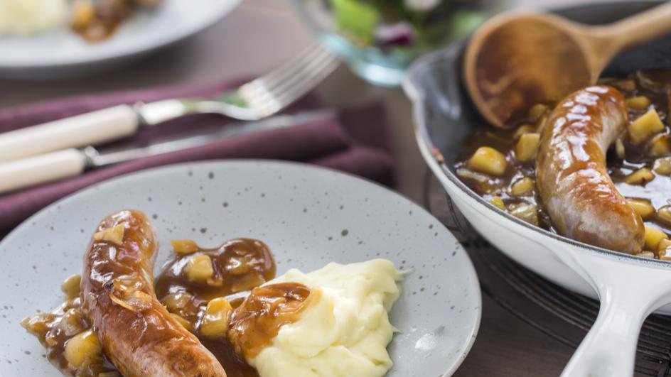 Bratwurst mit Zwiebel und Apfel