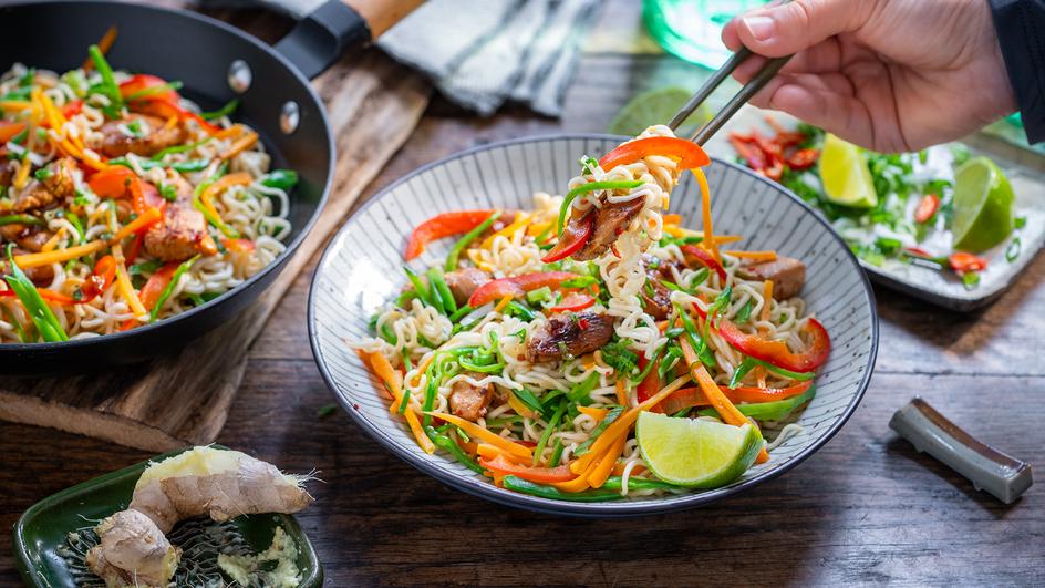 Gebratene Nudeln mit Hähnchen und Gemüse