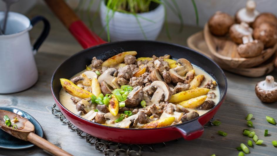 Champignon-Hackpfanne mit Schupfnudeln