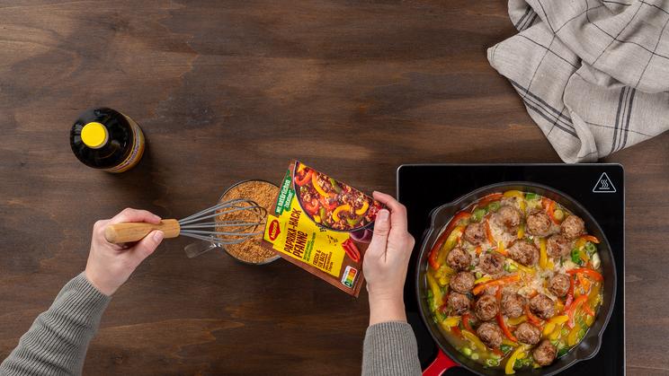 Bratwurstbällchen-Pfanne mit Reis