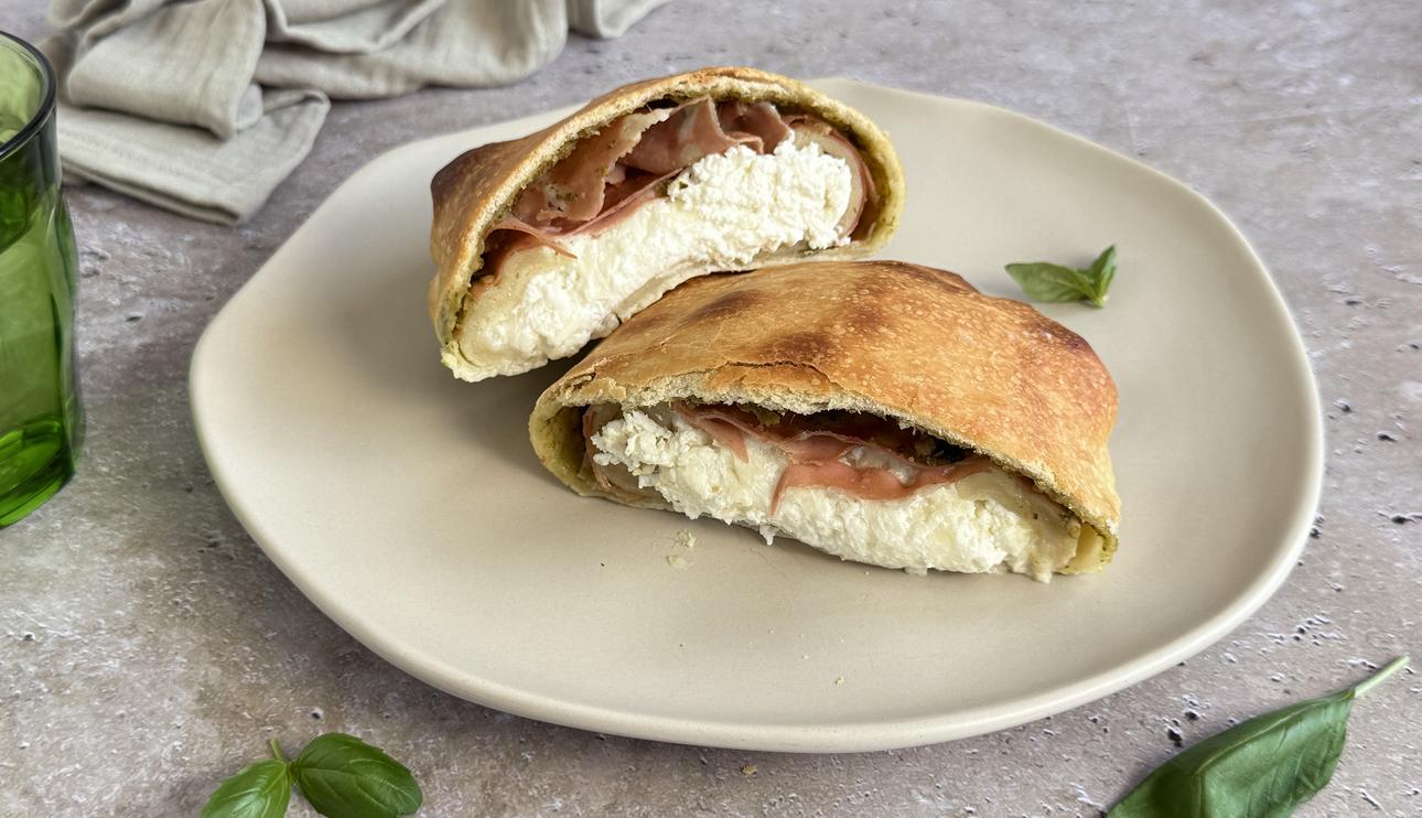 Cena rápida con masa de pizza y burrata