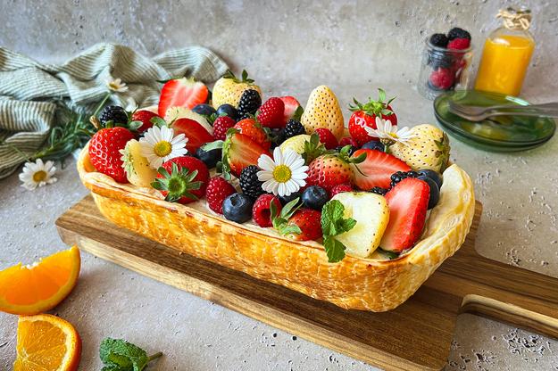 Cesta fácil de hojaldre y frutos rojos