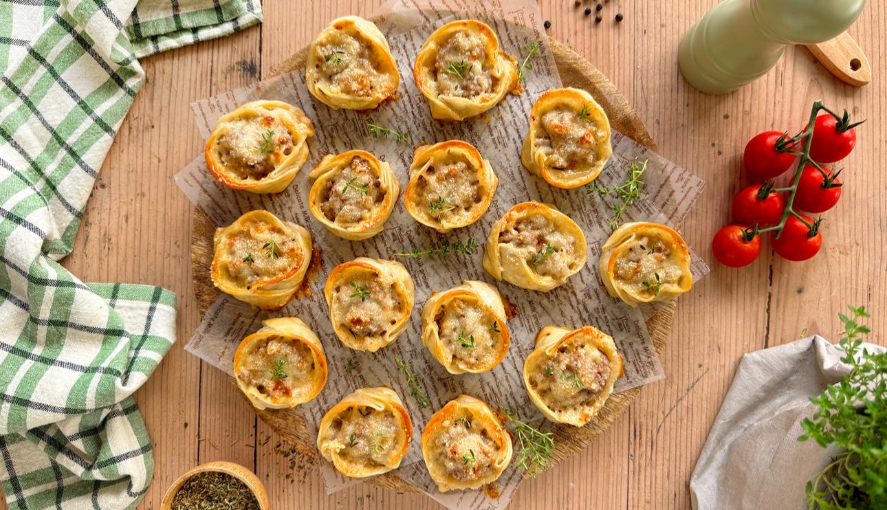 Cestitos de carne, cebolla caramelizada y queso