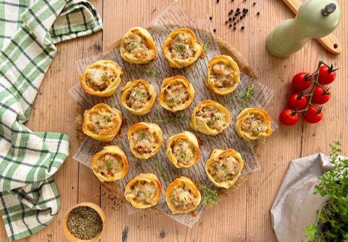 Cestitos de carne, cebolla caramelizada y queso