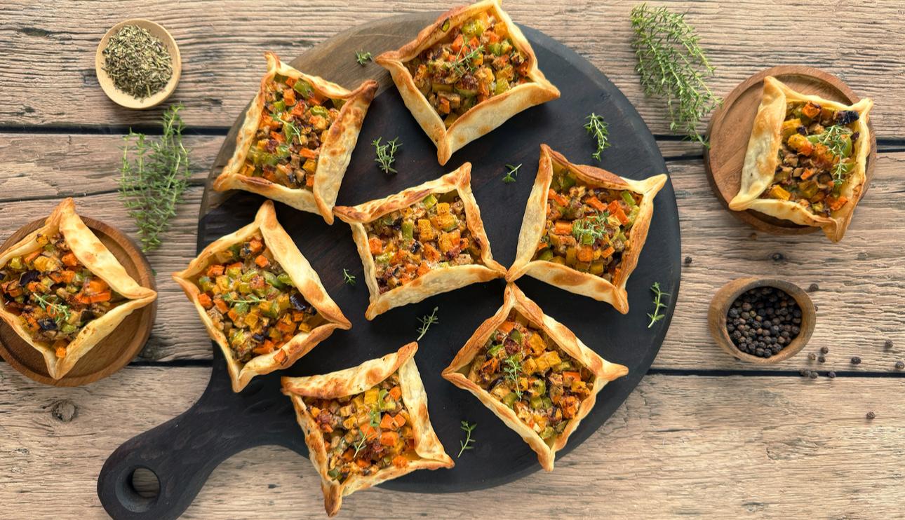 Cestitos con verduras de temporada y queso de cabra en empanadas argentinas