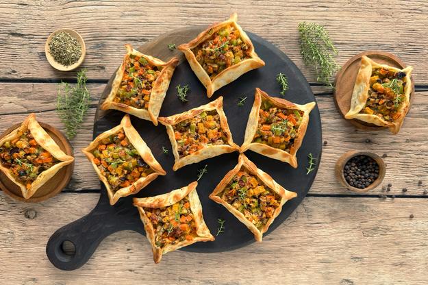 Cestitos con verduras de temporada y queso de cabra en empanadas argentinas
