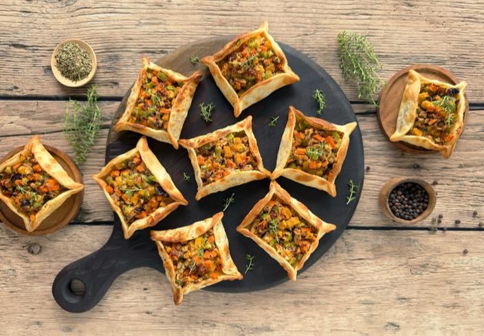 Cestitos con verduras de temporada y queso de cabra en empanadas argentinas