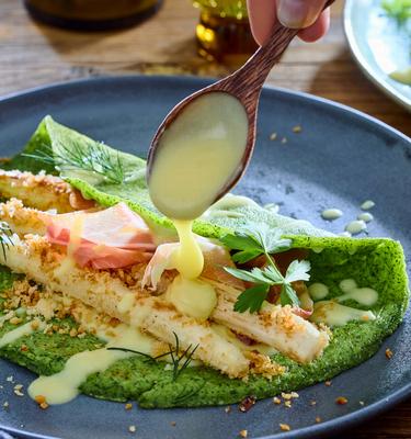 Crunchy Spargel mit Kräuterpfannkuchen