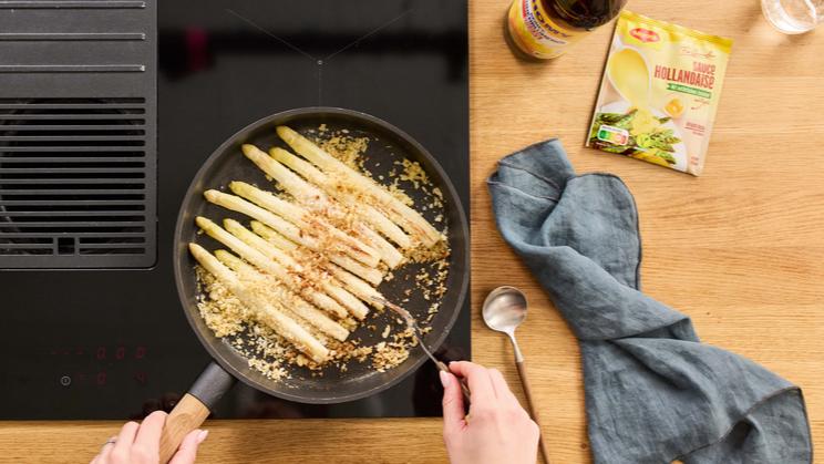 Crunchy Spargel mit Kräuterpfannkuchen