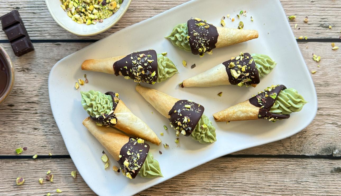Conos de chocolate y crema de pistachos