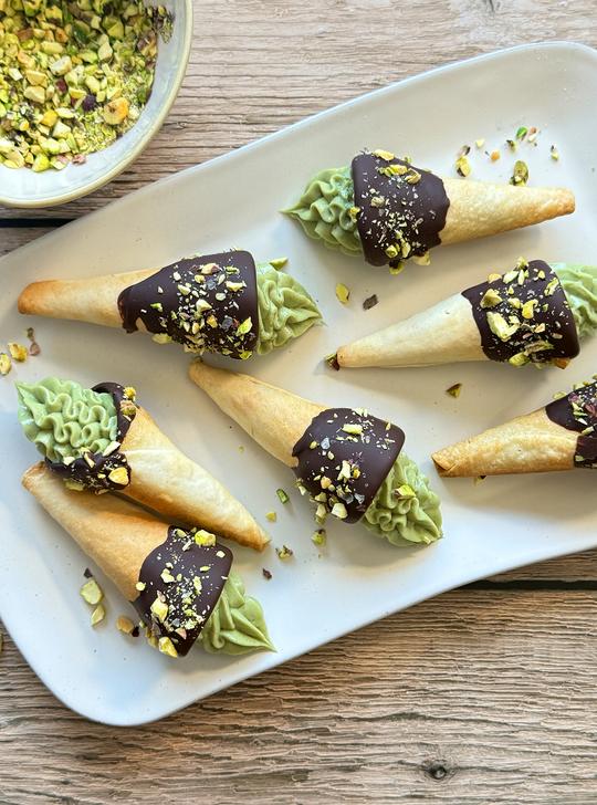 Conos de chocolate y crema de pistachos