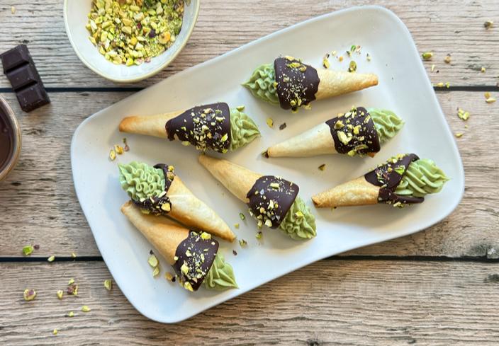 Conos de chocolate y crema de pistachos
