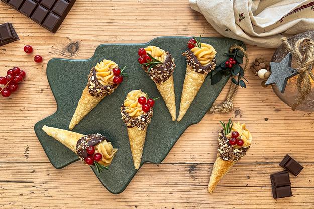 Conos de chocolate y crema de turrón