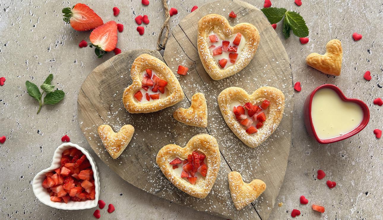 Corazones de hojaldre con leche condensada y fresones