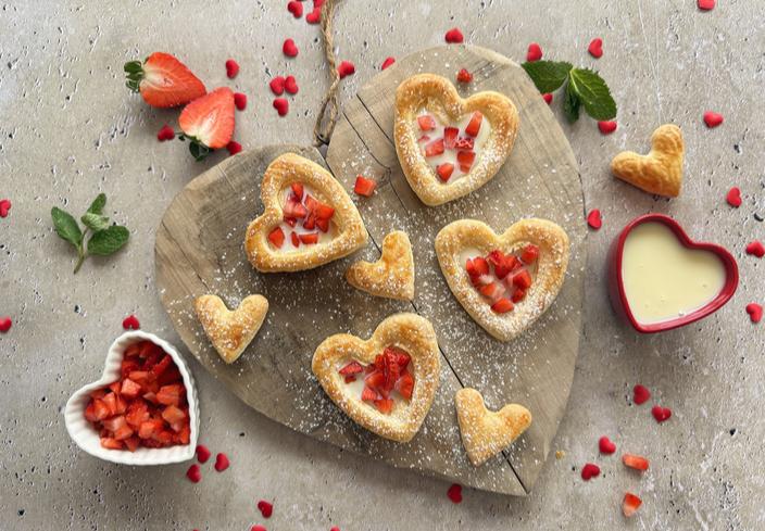 Corazones de hojaldre con leche condensada y fresones