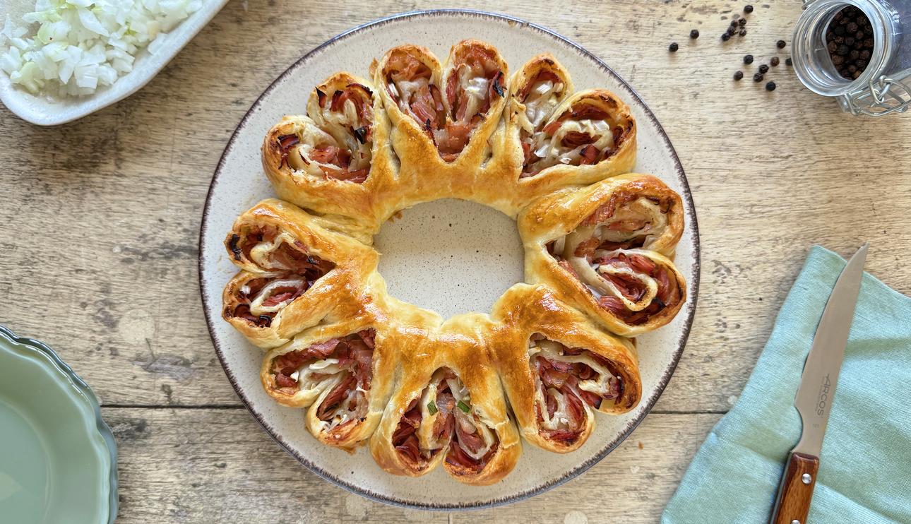 Corona de hojaldre rellena de jamón y cebolleta: triunfa el Día de la Madre paso a paso